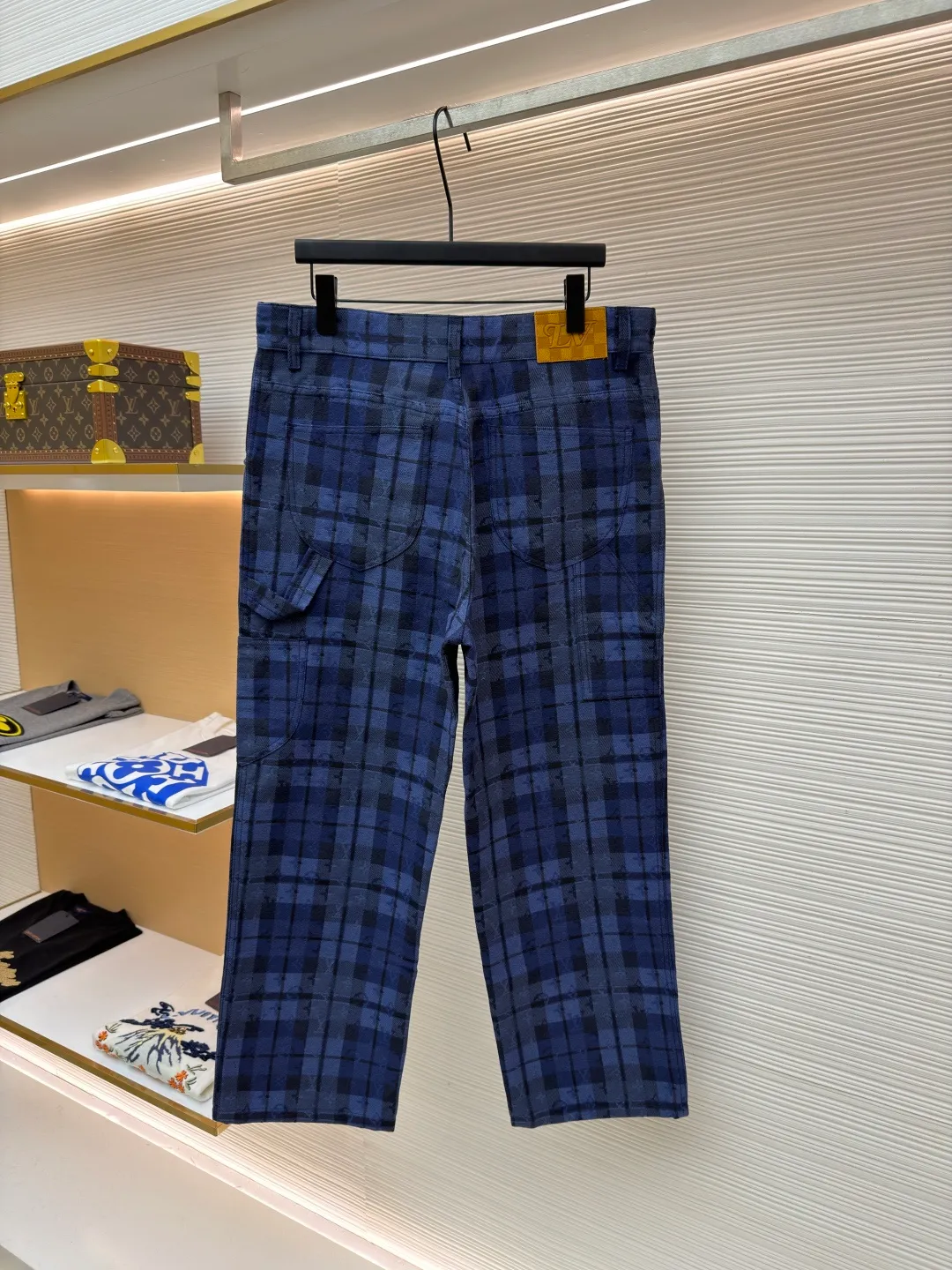 LOUIS VUITTON plaid denim work trousers ●Original version: Purchased and developed for 15950 ●Item number: 1682081-B10 ●Material: cotton fabric ●Technology: jacquard production ●Color: blue ●Version: fitted version ●Weight: about 595 grams ●Size: S-M-L-XL ●Description: This style of denim trousers uses dark and light tones to highlight Monogram and the elegant touches of plaid jacquard. Interior and exterior chest pockets add a touch of style, and an embossed leather label sits at the back. Regular fit 85% cotton, 15% polyester, logo jacquard, pearlescent buttons, thigh patch pockets, back panel pockets, side pockets, rear logo patch. The overall wiring is straight and delicate, the fabric is comfortable and soft, and the color is consistent without color difference. It can be matched with the same style to create a fashionable look and control various occasions. Customized accessories, complete with three standards, same style for men and women!